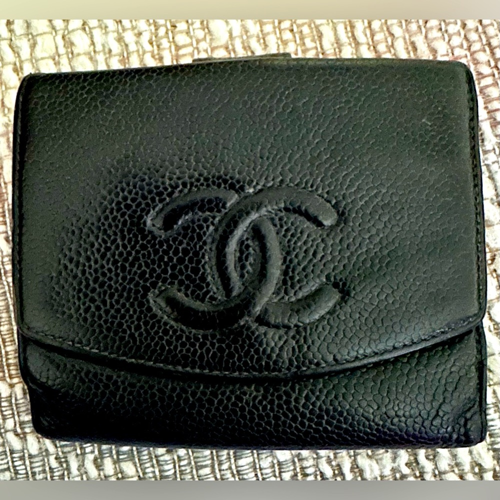 Chanel caviar leather bofold